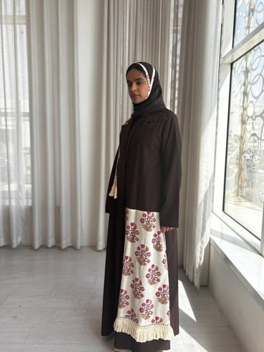 عباية كلوش كريب بتفصيل صدر وهدب أنيق