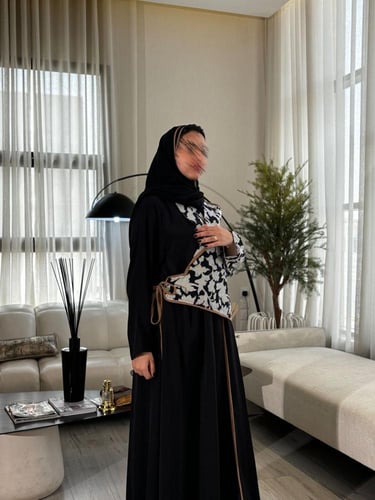عباية قصة كلوش أسود كريب مع ورد أبيض أنيق