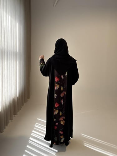 عباية كلوش كريب مزخرفة على الظهر