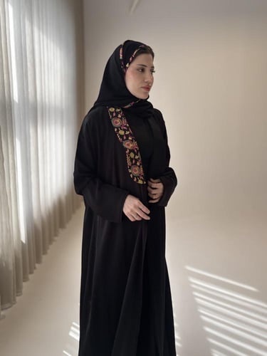 عباية كلوش كريب بتطريز راق على الياقة