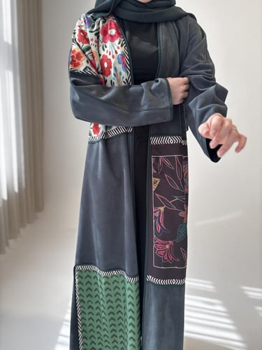 عباية كلوش شاموا بتفصيل مشجر على الصدر