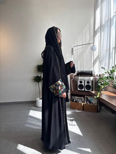 عباية سوداء كلوش كريب فخمة مع نقوش على الأكمام