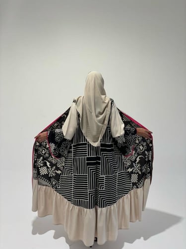 عباية كلوش مع قصة رفلز نوع القماش كريب وقطن هندي و...