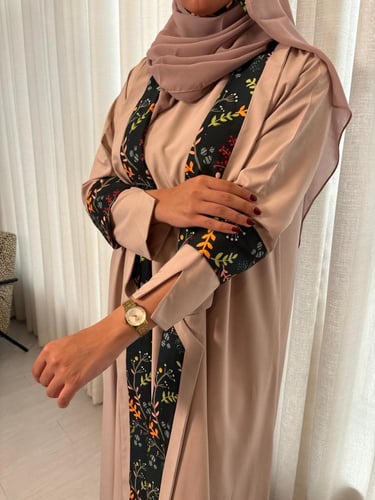 عباية كلوش كريب بيج بتطريز زهري ملون