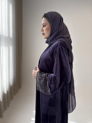 عباية كلوش مخمل بـ أطراف دانتيل