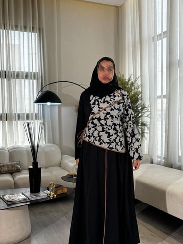 عباية قصة كلوش أسود كريب مع ورد أبيض أنيق