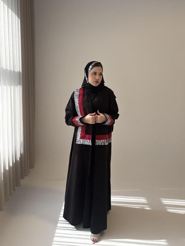 عباية شتوية قصة كلوش من شاموا مزينة بخطوط جلدية