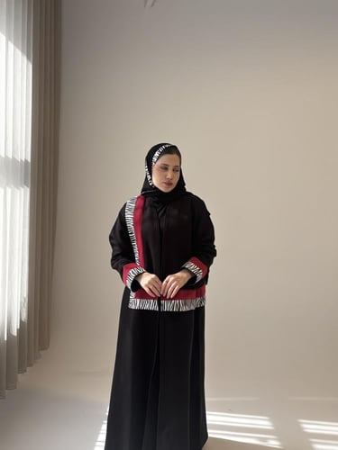 عباية شتوية قصة كلوش من شاموا مزينة بخطوط جلدية