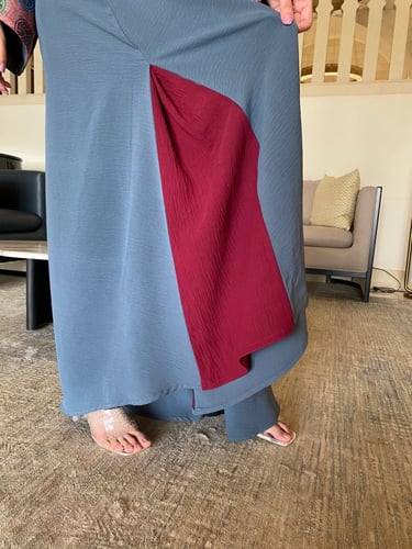 عباية كريب كلوش بنقشة على الجنب والأكمام