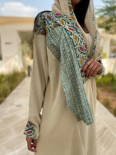 عباية كلوش كريب بتطريز خفيف