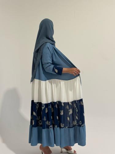 عباية قصة رافلز من الكريب أزرق وأبيض ومشجر