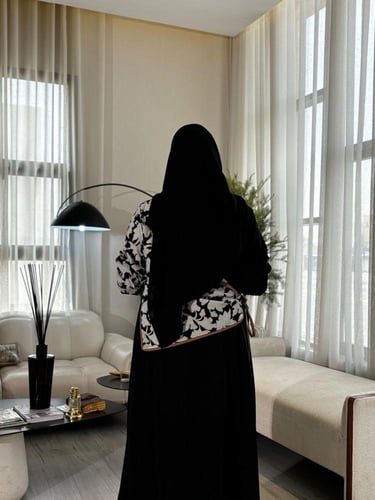 عباية قصة كلوش أسود كريب مع ورد أبيض أنيق