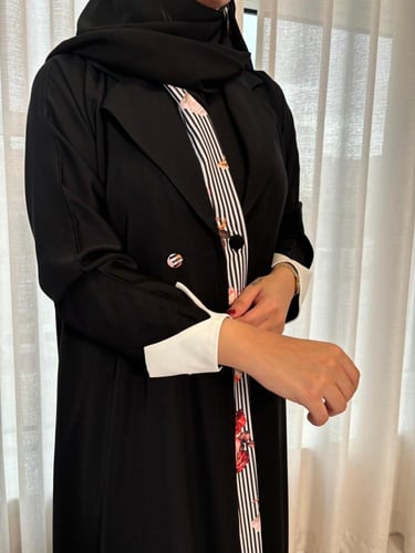 عباية كلوش كريب بليزر بشريط زخرفي بنقوش زهرية