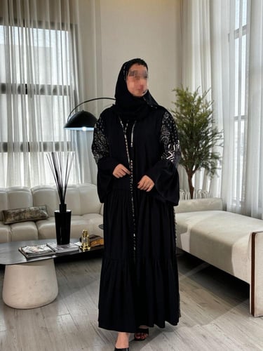 عبايه رافلز كلوش سوداء – أناقة وفخامة باللون الأسو...