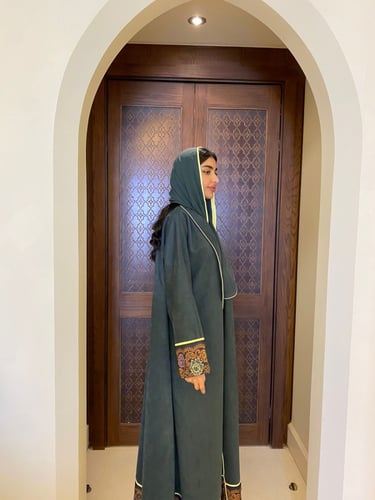 عباية كلوش ملونة مزخرفة علي الأكمام و الذيل