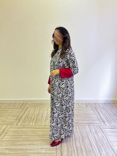 جلابية قصة كلوش أبيض وأسود بأكمام حمراء