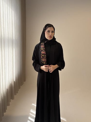 عباية كلوش كريب بتطريز راق على الياقة