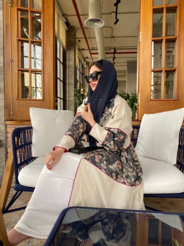 عباية قصة كلوش نوع القماش كريب الون بيج فاتح وممكن...