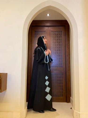 عباية كلوش شامواه شتوية مع لمسات لبني أنيقة