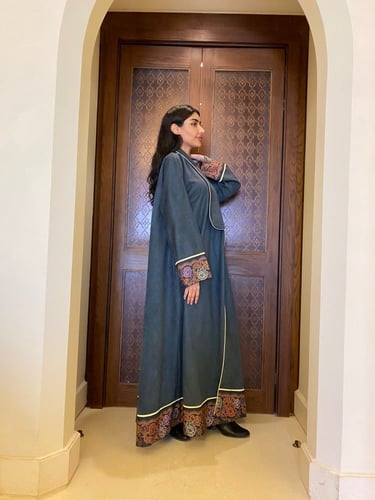 عباية كلوش ملونة مزخرفة علي الأكمام و الذيل