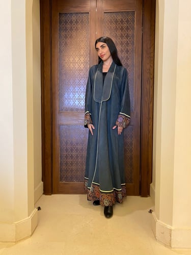 عباية كلوش ملونة مزخرفة علي الأكمام و الذيل