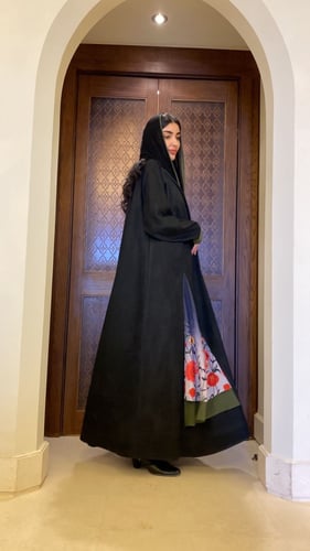 عباية كلوش شتوية شاموا سوداء مع نقش ورد