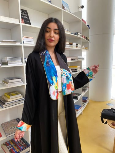 عباية كلوش كريب سوداء بألوان عصرية