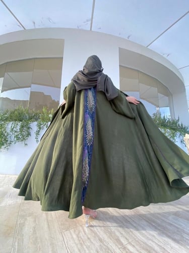عباية قصة كلوش نوع القماش كريب وممكن تنفيذه بالون...
