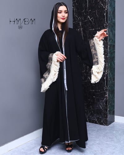 عباية كلوش كريب سوداء بأكمام مزركشة