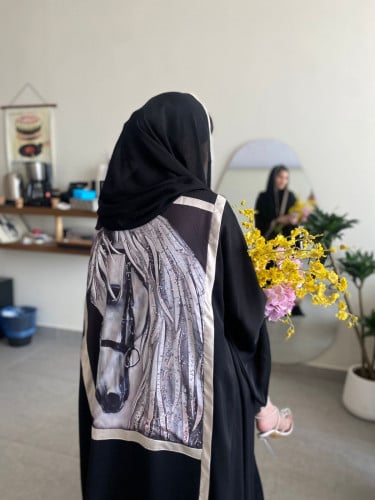 عباية قصة كلوش نوع القماش كريب وممكن يتغير الون حس...