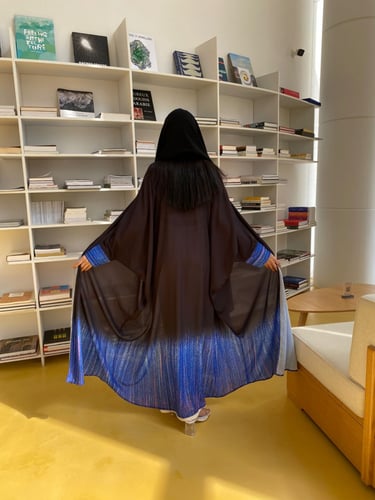 عباية كريب بشت بأطراف ملونة