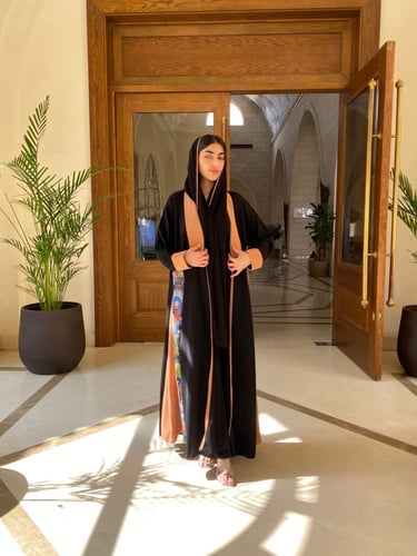 عباية كريب كلوش بنقشة على الجنب واللياقة الأكمام