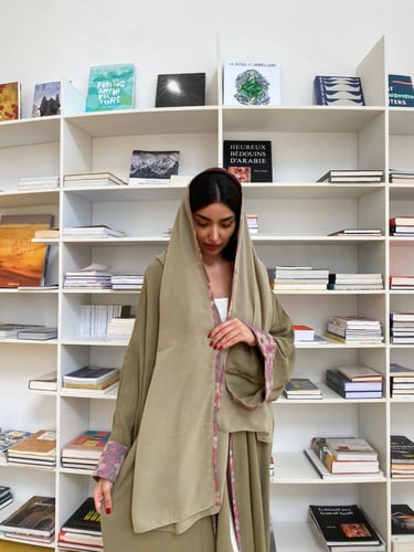 عباية نص بشت كريب ملونة بأطراف مشجرة