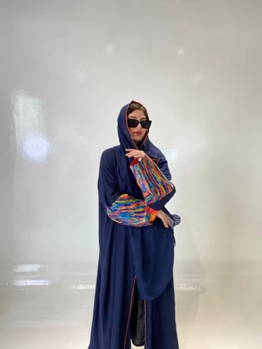 عباية نص بشت نوع القماش كريب وممكن يتغير لون العبا...