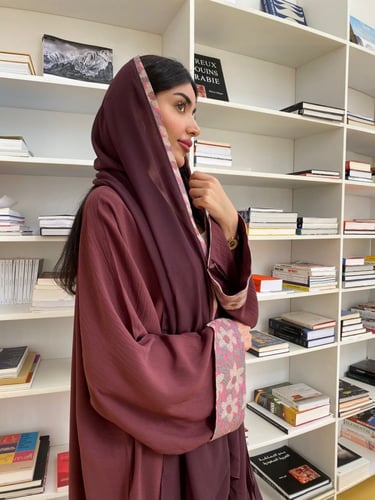 عباية نص بشت وممكن تتنفذ بالون الاسود