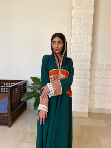 عباية كلوش كريب بنقشة على الصدر والأكمام