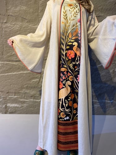 جلابية لنن منقوشة من الوسط بأكمام واسعة