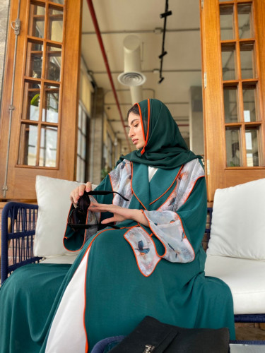 عباية قصة كلوش نوع القماش كريب لون زيتي اخضر غامق...