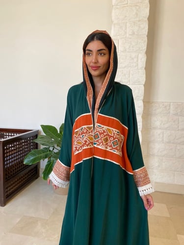 عباية كلوش كريب بنقشة على الصدر والأكمام