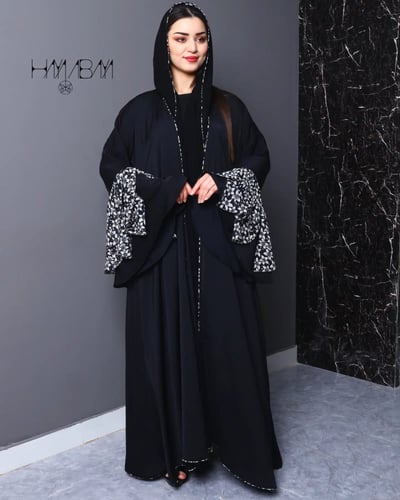 عباية كلوش كريب بأكمام واسعة مزخرفة