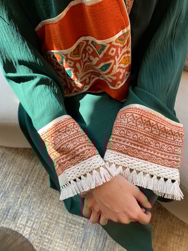 عباية كلوش كريب بنقشة على الصدر والأكمام