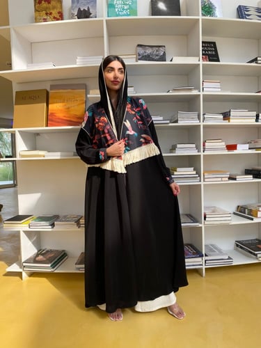 عباية قصة كلوش نوع القماش كريب لون اسود مع نقوش في...