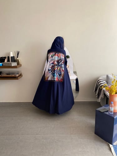 عباية قصة كلوش نوع القماش كريب مع طباعة رسمة غزالة...