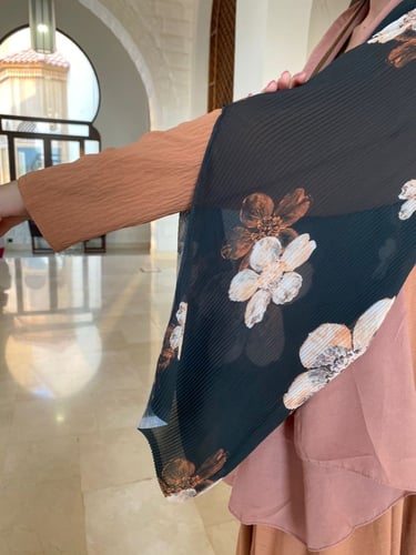 عباية كلوش كريب ملونة بأكمام واسعة مشجرة