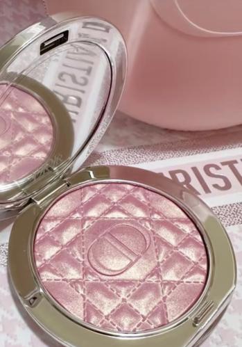 هايلايت Dior وردي