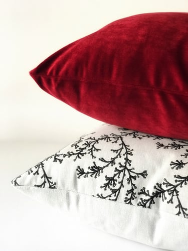 غطاء وسادة ميرميد تطريز أسود