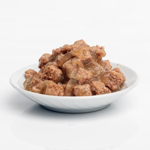 معلبات لقمة قطع الدجاج مع الديك الرومي في المرق لل...