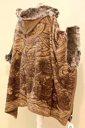 رداء معطف الاسكيمو بفراء وقبعة.