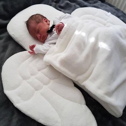 بيت الطفل بالأجنحة لون أبيض