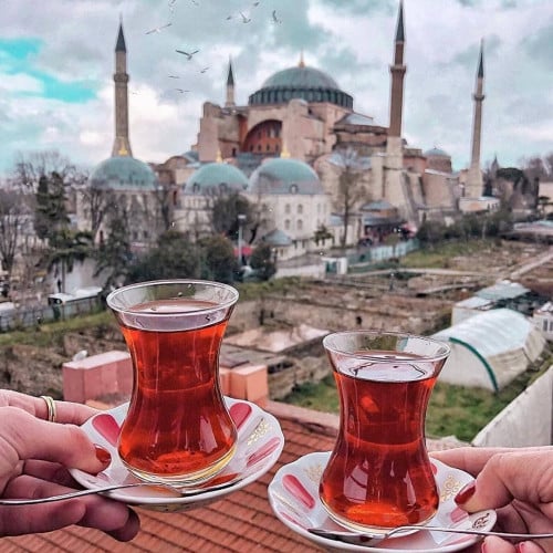 فنجان الشاي التركي مع الصحن الكلاسيكي